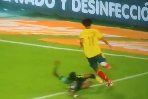 VIDEO | ¡Otro penalti que no nos dan! La insólita falta no pitada a Cuadrado