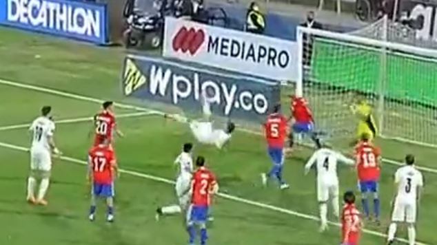 ¡Una joya! Espectacular gol de chilena de Luis Suárez para liquidar a Chile