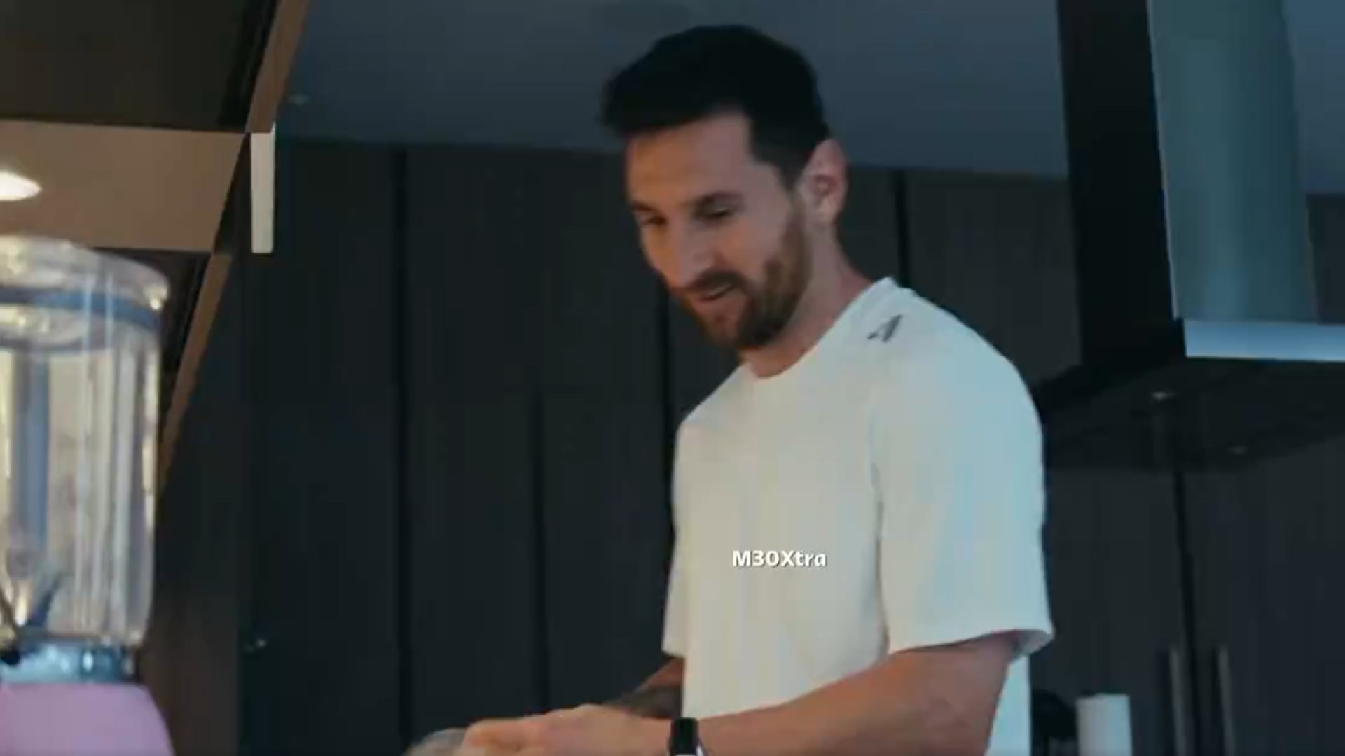 Lionel Messi sorprendió a todos en su faceta como papá haciendo 'las onces'