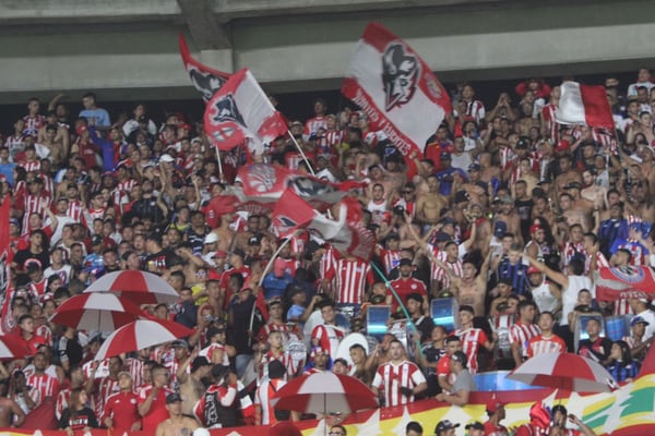 Barra ‘brava’ del Junior tuvo lindo detalle con los hinchas de Nacional que fueron al Estadio Metropolitano