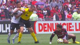 Árbitro ‘marcó’ a jugador colombiano, mientras su rival despejaba el balón