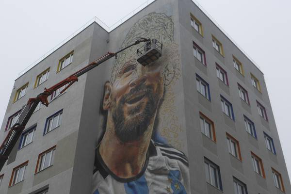 Messi está en todo lado: imponente mural en la capital de Albania